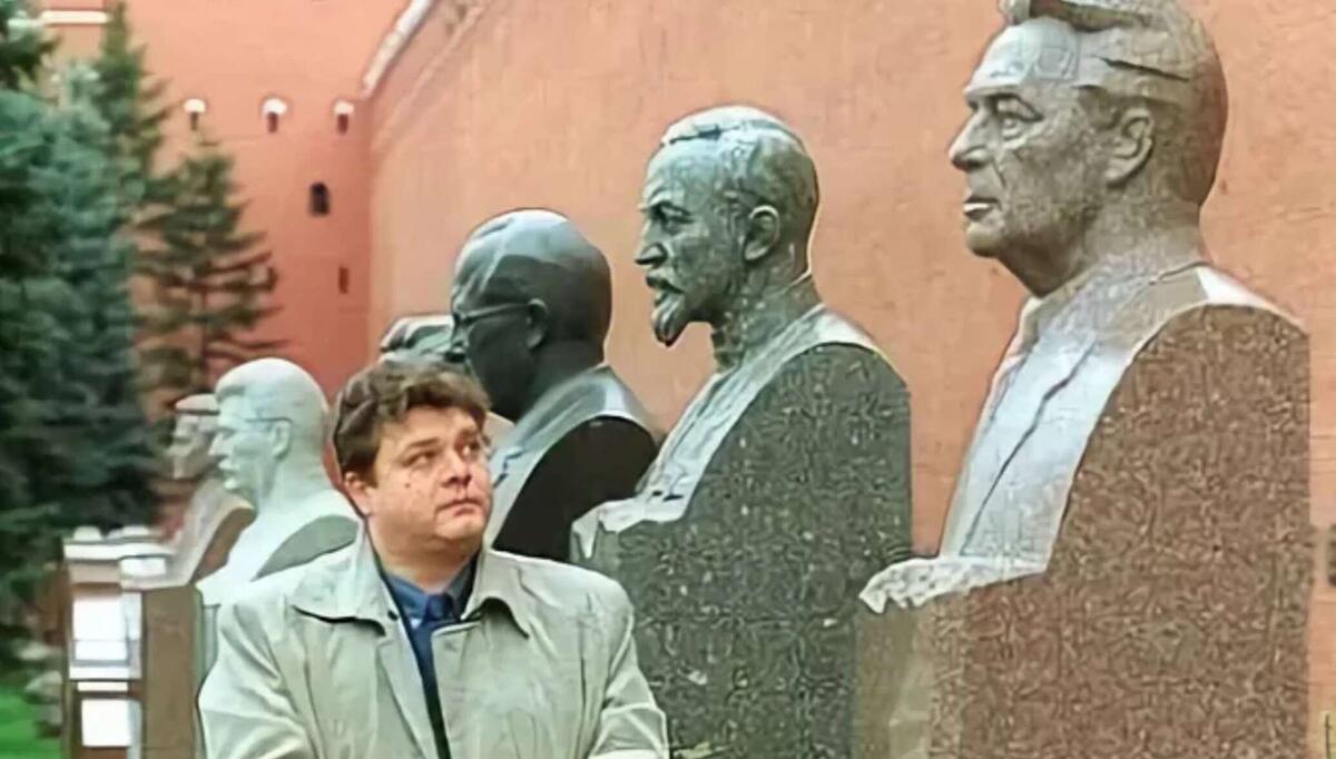 Андрей Брежнев возле памятника Леониду Ильичу Брежнев у Кремлевской стены. 