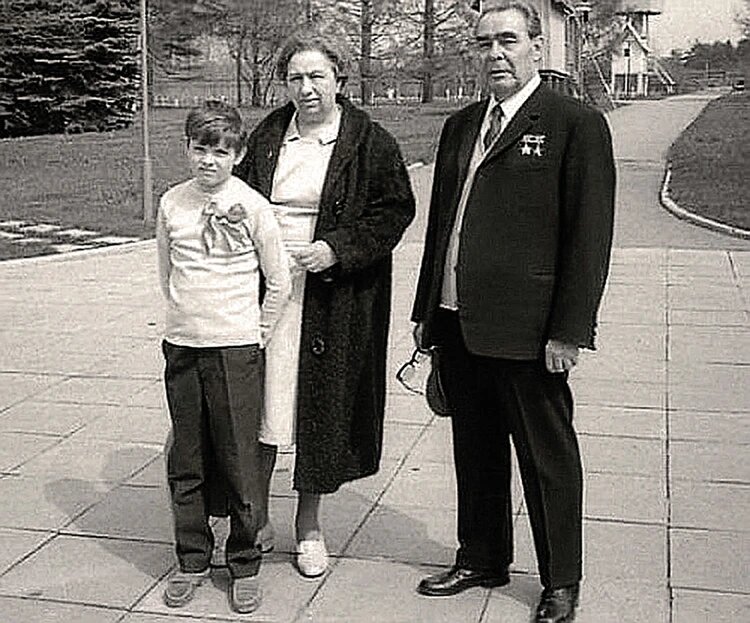 Андрей с дедом Леонидом Ильичём Брежневым и бабушкой Викторией Петровнов. Начаол 70-х гг.