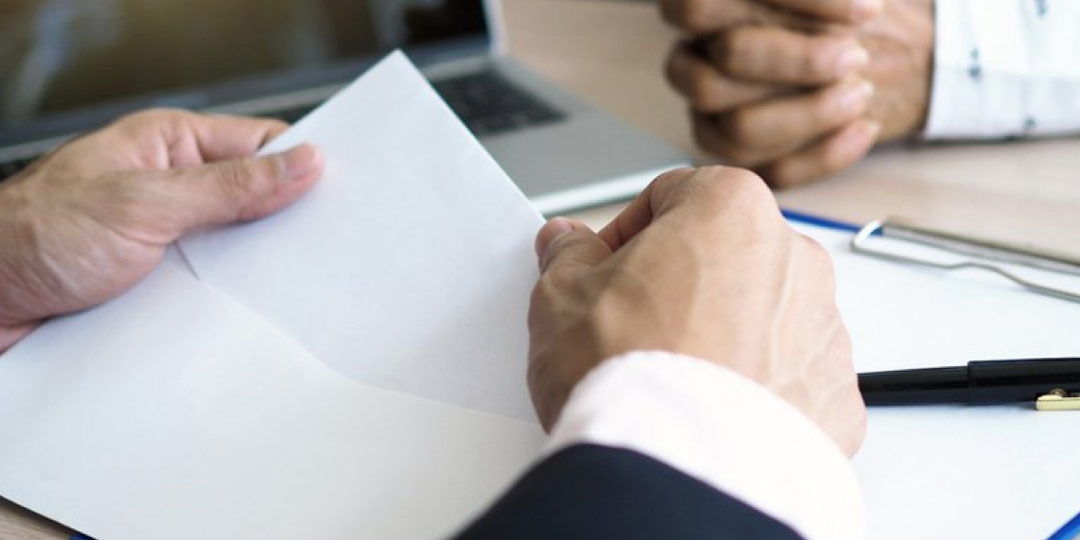 Может ли работодатель уменьшить зарплату, установленную трудовым договором, самостоятельно?