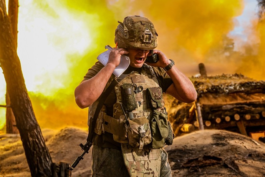 Военнослужащий артиллерийского подразделения во время работы расчета 152-мм пушки 2А36 "Гиацинт-Б" в зоне СВО - Фото: Алексей Коновалов/ТАСС