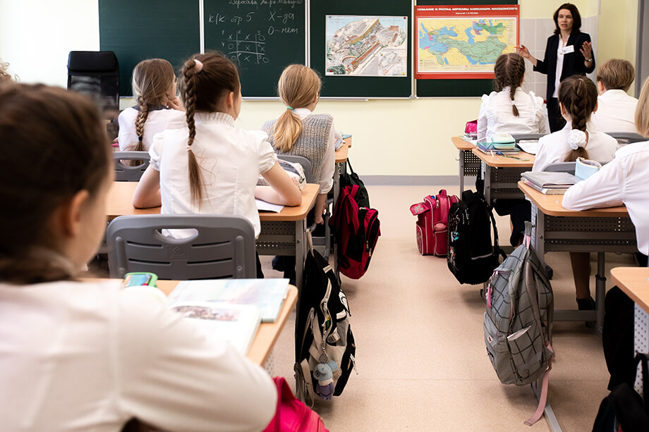 Многие родители считают, что учебная нагрузка на детей чрезмерна из-за перегруженного расписания. | Фото: Наталья Чернохатова/Octagon.Media