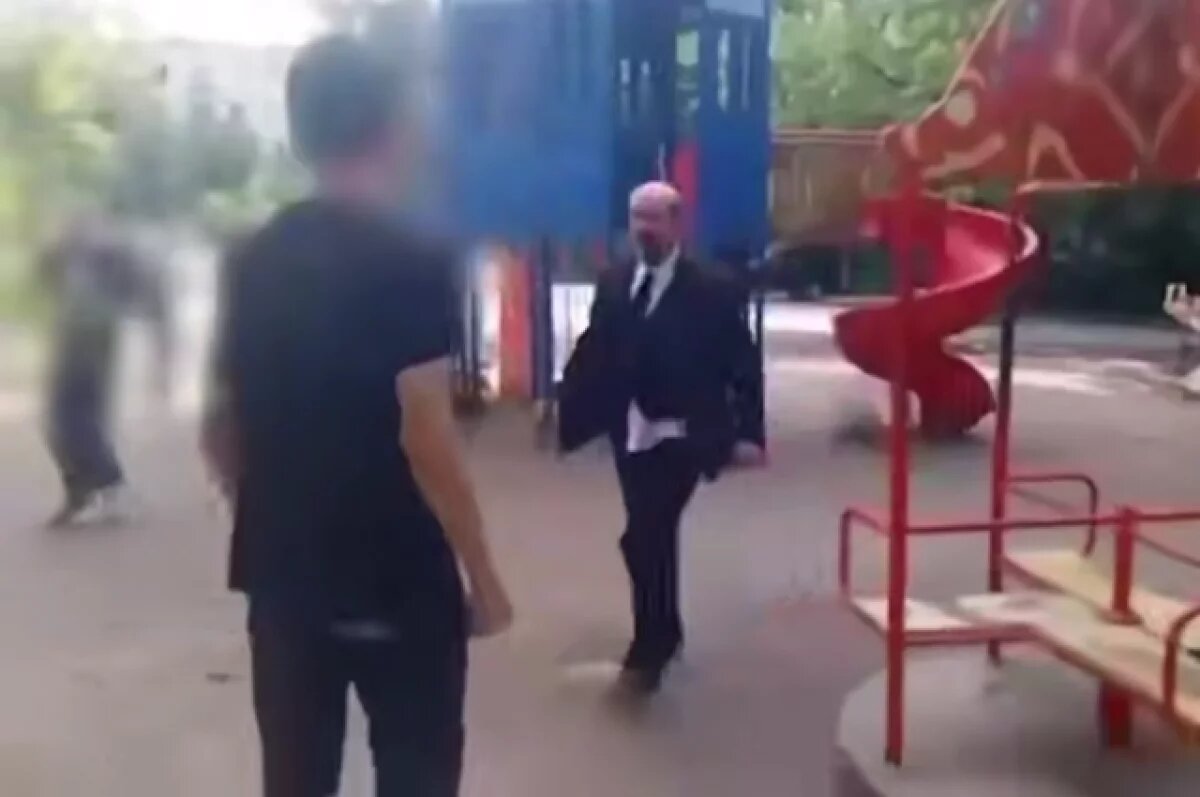    В Петербурге трое подростков избили переодевшегося в Ленина пенсионера