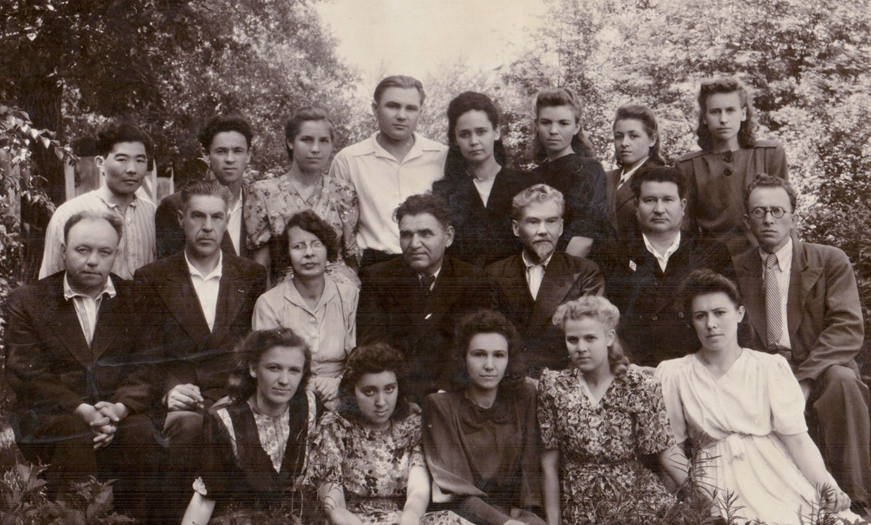 Группа выпускников-геологов 1949 года геолого-почвенно-географического факультета ИГУ. В верхнем ряду четвертый справа – Петр Степанович Зайчук (будущий муж Тамары НиколаевныТиторенко). В нижнем ряду вторая справа – Тамара Николаевна Титоренко. В среднем ряду преподаватели-геологи (слева направо): Евгений Владимирович Павловский, третья – Наталья Васильевна Фролова (жена Евгения Владимировича Павловского), четвертый – ректор-геолог ИГУ Тарас Тимофеевич Деуля, седьмой – Николай Александрович Флоренсов