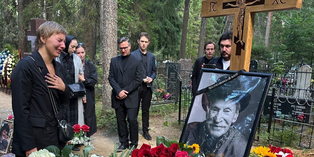 Боль и слезы: могила Ивана Краско утонула сразу после похорон