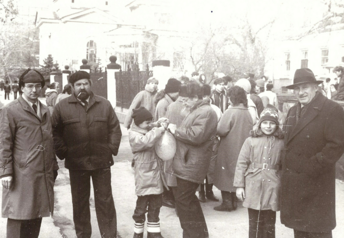Слева направо: В.Б. Поплавский, С.Д. Орлов, В.В. Амельченко с сыном Николаем, А.А. Привалов с внуком Иваном. Саратов, 7 ноября 1989 года