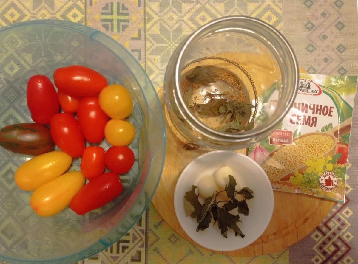 Маринад классический - горчичное семя, чеснок, пряности, соль, сахар, уксус после закипания.