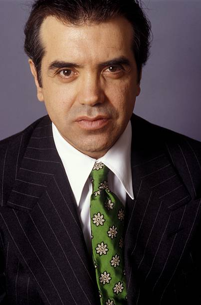 1. Начало карьеры: Чазз Пальминтери начал свою карьеру как драматург. Его пьеса "A Bronx Tale" (Бронкская история) была основана на его собственных воспоминаниях о детстве в Бронксе. Позже эта пьеса была адаптирована в фильм, где Пальминтери сыграл одну из главных ролей.

2. Музыкальная карьера: Помимо актерской и писательской деятельности, Пальминтери также занимается музыкой. Он выпустил несколько альбомов с песнями в стиле джаз и поп, а также выступал с концертами, где исполнял свои композиции.

3. Личность и стиль: Пальминтери известен своим харизматичным стилем и умением создавать запоминающиеся образы на экране. Его роли часто связаны с персонажами из криминального мира, что делает его популярным актером в жанре гангстерских фильмов.