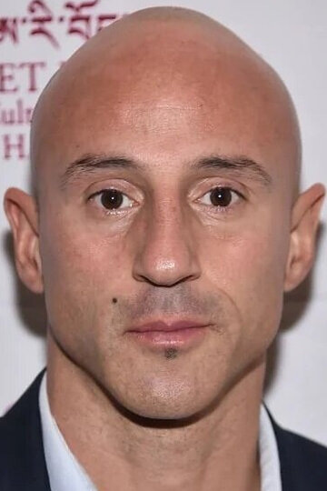 1. Начало карьеры: Лилло Бранкато начал свою актерскую карьеру в юном возрасте, сыграв одну из ключевых ролей в фильме "Бронкская история" (1993). Его персонаж, Калоджеро, стал символом борьбы за выживание в суровых условиях Бронкса.

2. Музыкальная карьера: Помимо актерства, Бранкато также занимался музыкой. Он выпустил несколько музыкальных альбомов и синглов, исполняя песни в стиле поп и R&B.

3. Личная жизнь: Лилло Бранкато был женат на актрисе и модели Джулии Пейн. У них есть сын, который также проявляет интерес к актерской профессии.