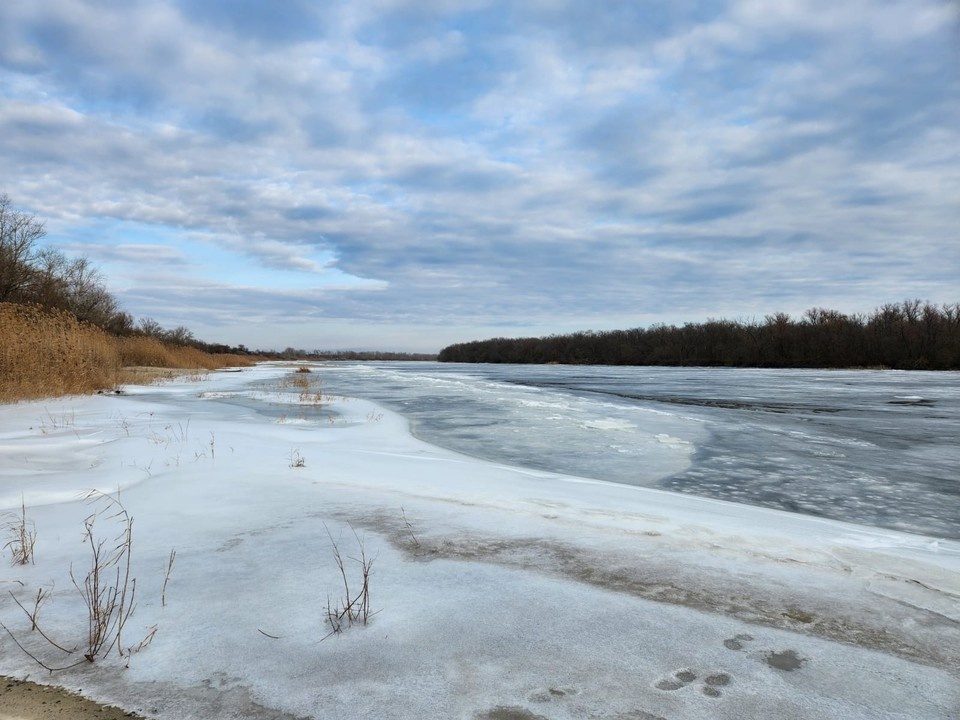 На ближнем берегу лет был слабый - сантиметров 7-8, а на противоположной - совсем тонкий и почти прозрачный. Фото: архив героев публикации. 