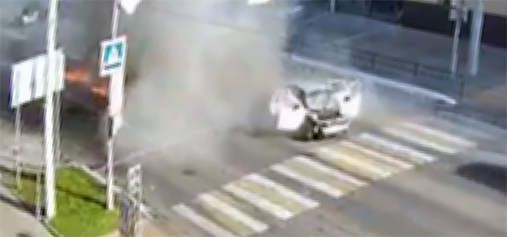    Момент удара беспилотника ВСУ по машине в центре Белгорода. Скриншот с тг-канала Гладкова