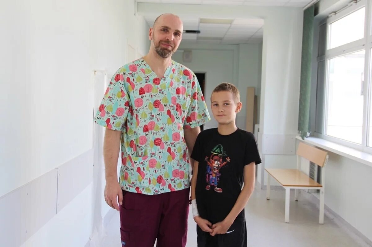    Александр Кугушев с пациентом.