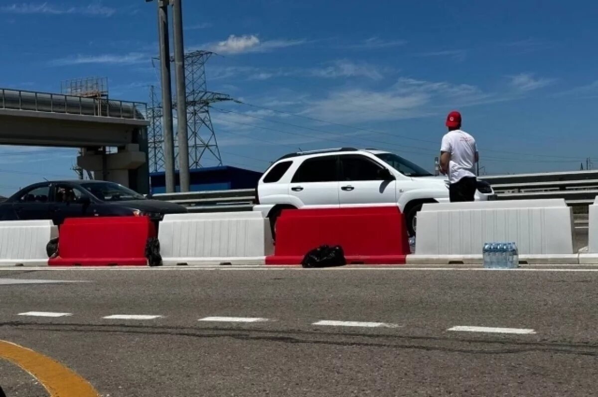    В очереди к пунктам досмотра перед Крымским мостом скопилось 1050 авто