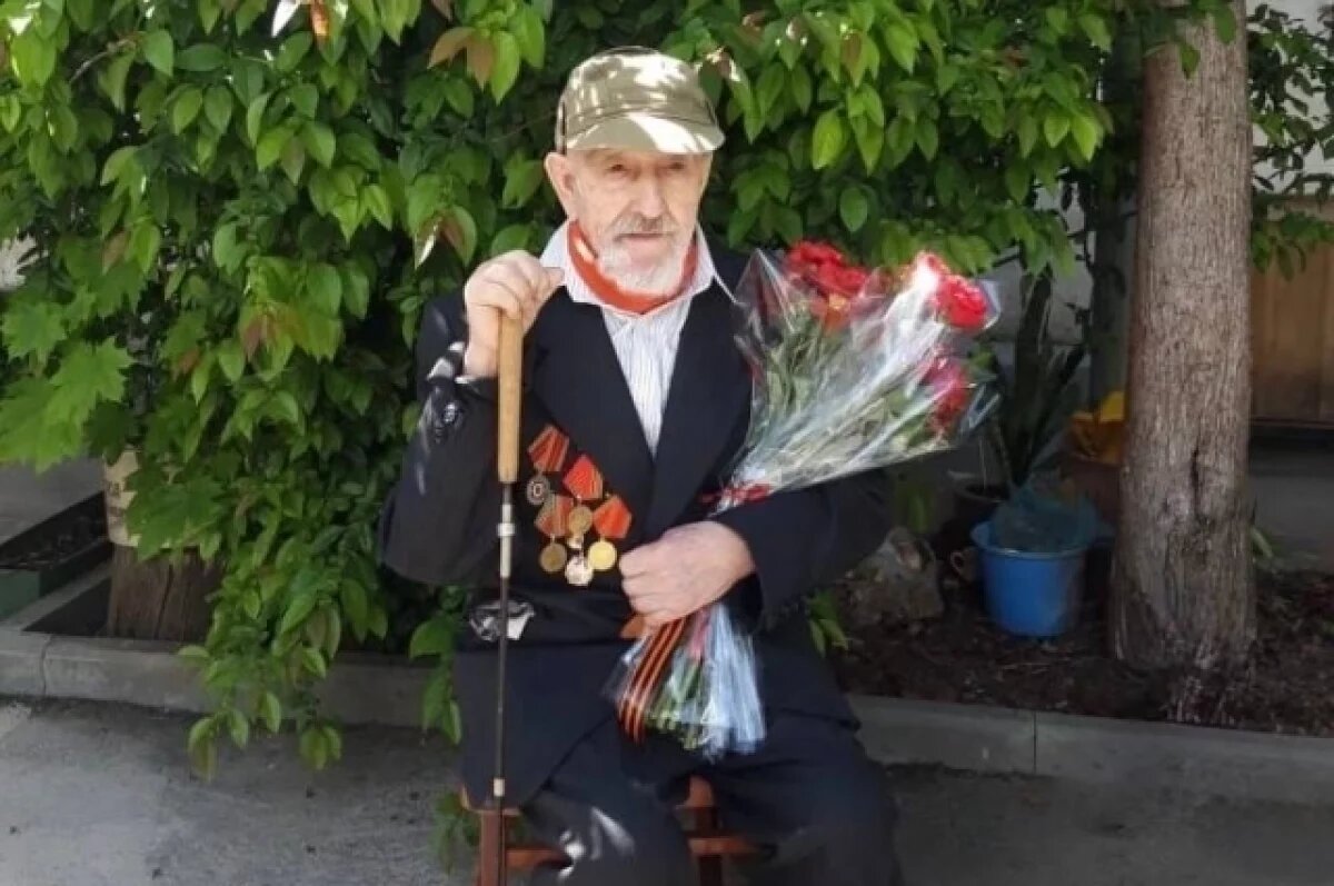    Кондратьев поздравил с вековым юбилеем ветерана ВОВ из Краснодара