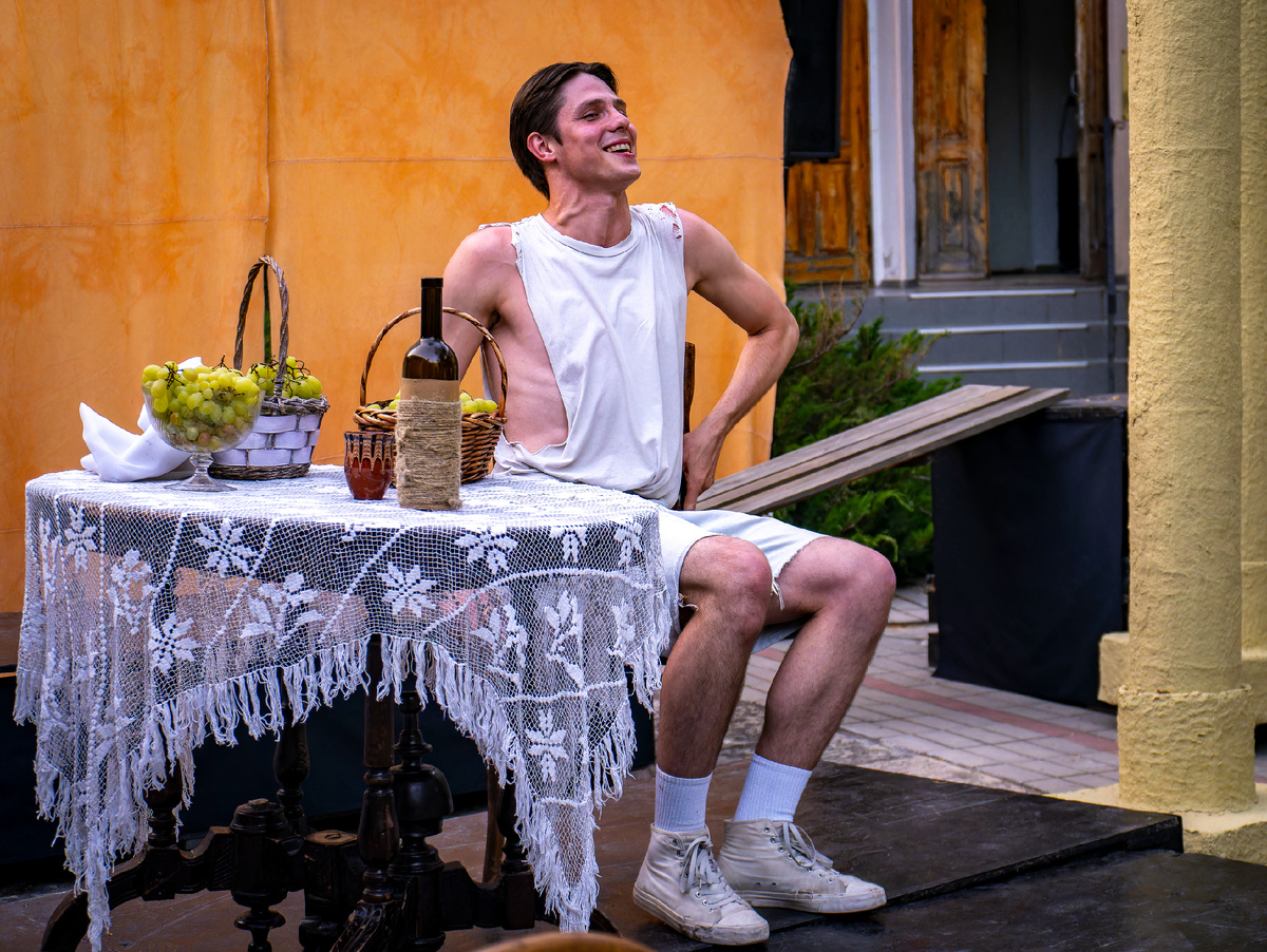 На фото А. Беланова - моменты репетиции спектакля "В Крыму" (за три часа до премьеры)