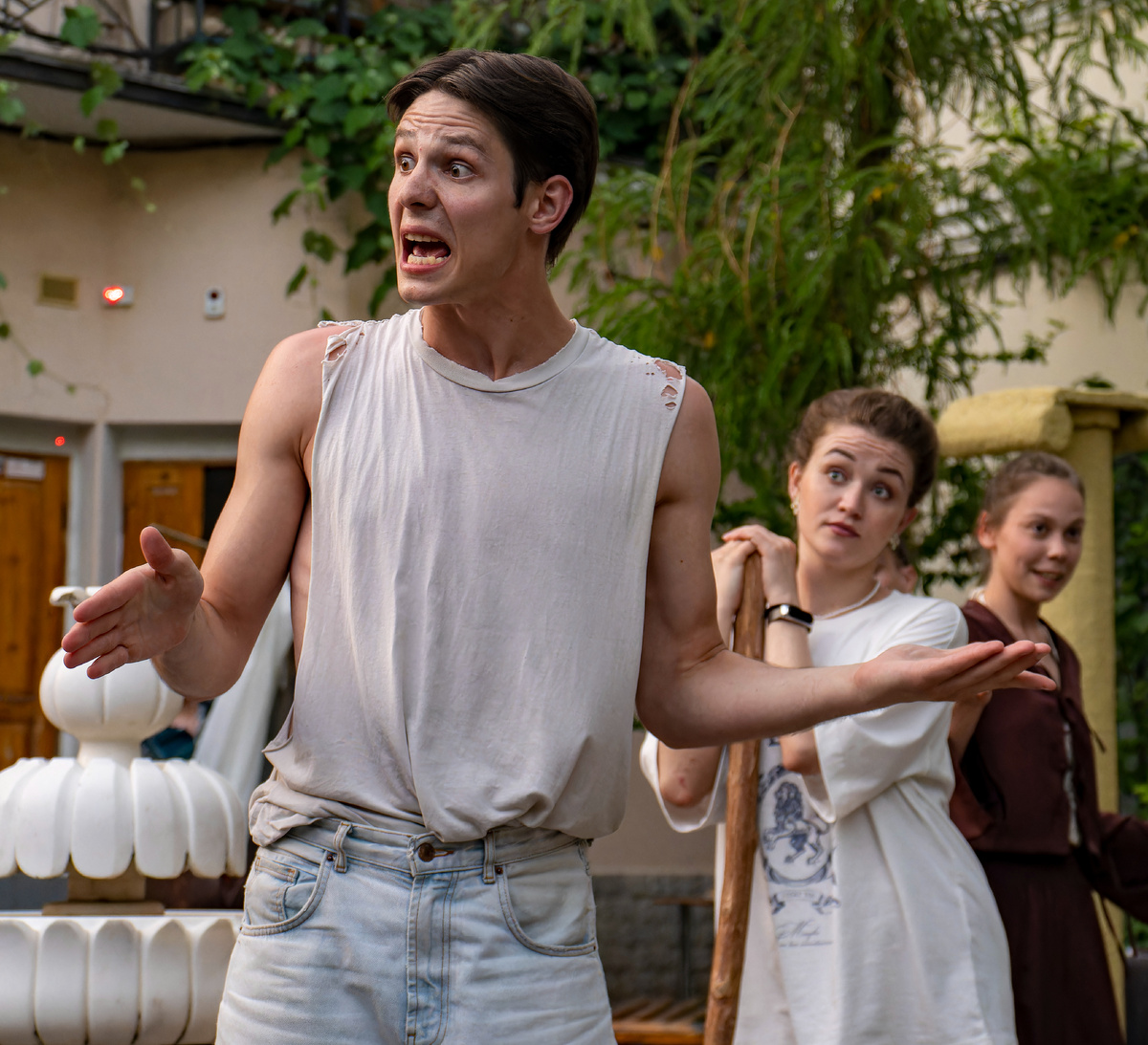 На фото А. Беланова - моменты репетиции спектакля "В Крыму" (за три часа до премьеры)