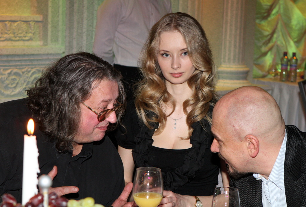 Марина, сама того не желая, надолго стала самой обсуждаемой вдовой в стране.