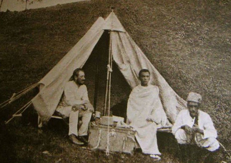 В одну ищ поездок в Африку, Гумилев слева 