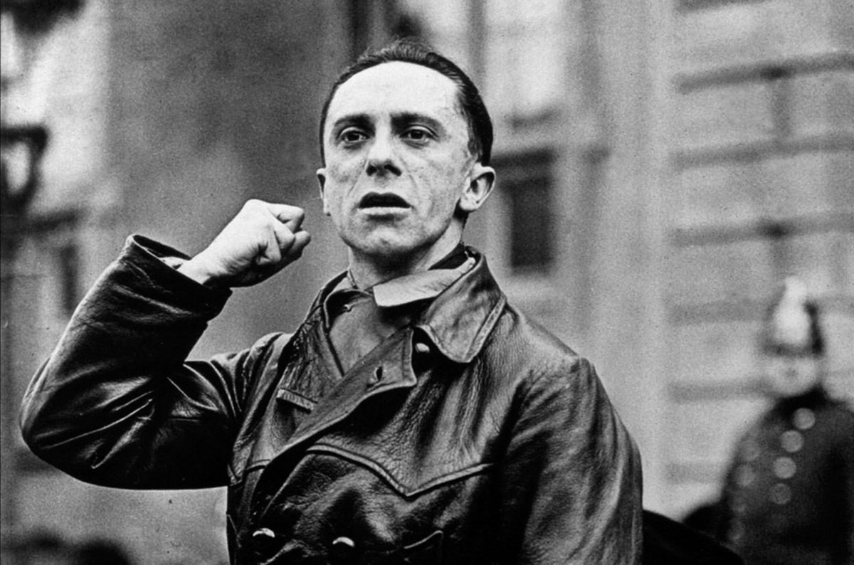 Пауль Йозеф Геббельс - немецкий политик и пропагандист, один из ближайших сподвижников и верных последователей Адольфа Гитлера.