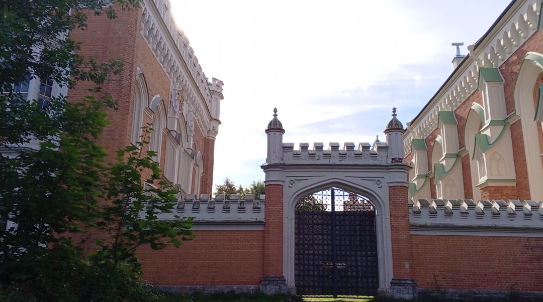 Ворота возле главного манежа. Фото авторов