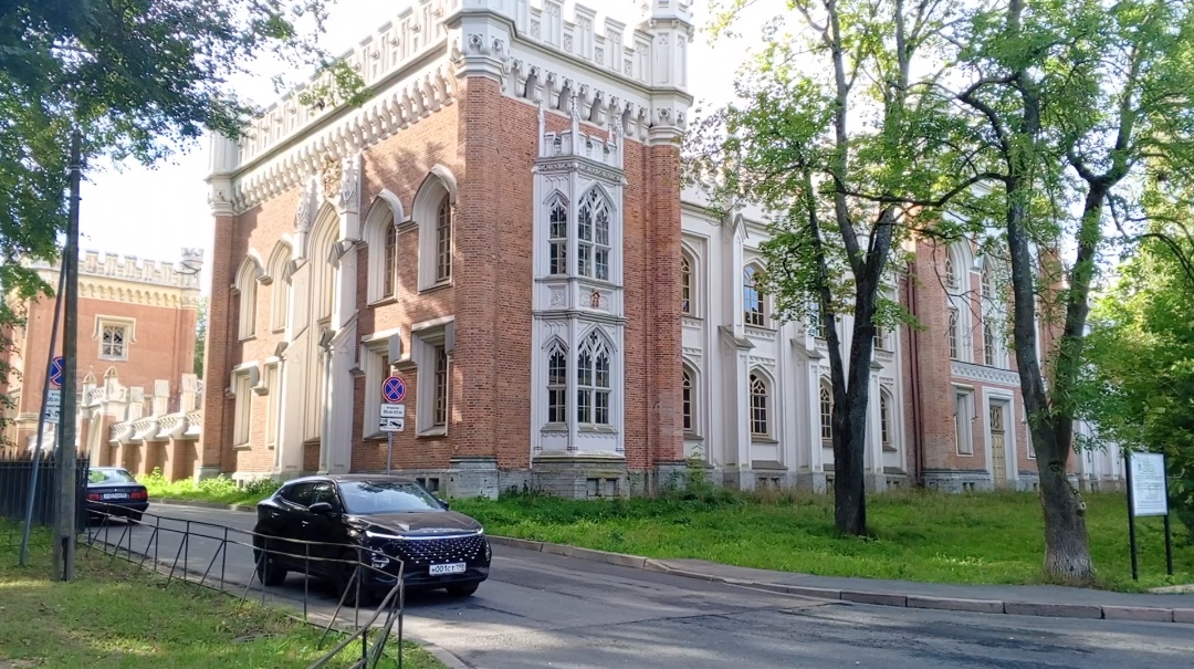 Дворцовые конюшни. Вид со стороны парка Александрия. Фото авторов