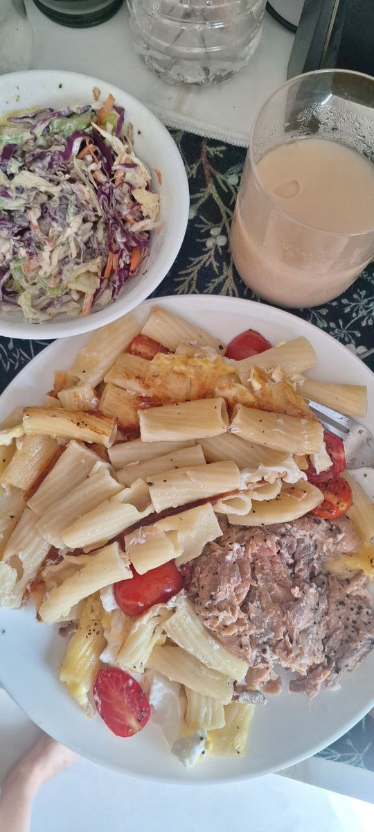 Моя цель есть от души))) Такие порции у меня частенько, но я не набираю всего обратно. А это 2 яйца, 140 г банка лосося с бульоном вместе, никаких калорий не потеряно, макарон сухих г 80, наверное... В салате майонез, ещё и манго и молоко в кофе было. Это буквально 1000 ккал на приём пищи. Но я так, конечно, не 3 раза в день питаюсь. Но факт - кушать надо хорошо, и можно есть очень вкусно и сытно и не набирать вес. 