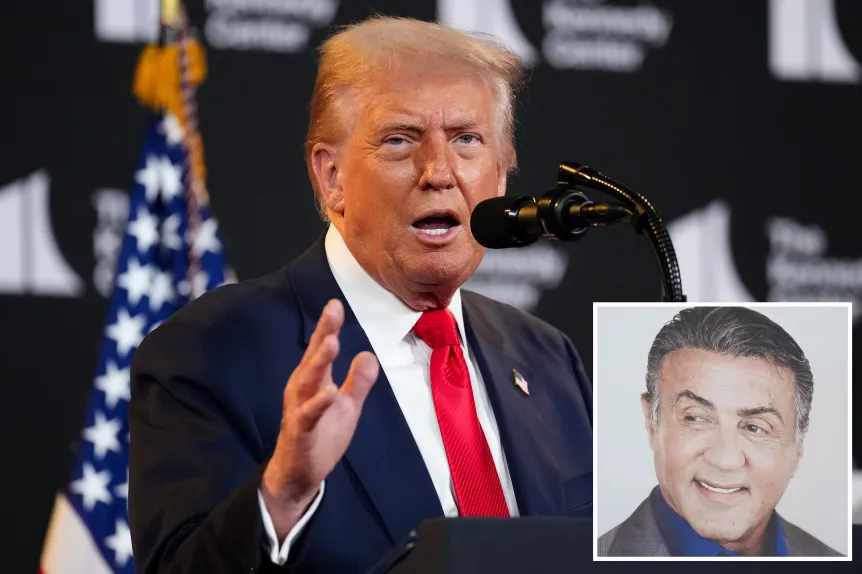 Президент США Дональд Трамп выступает на мероприятии в Центре Кеннеди 13 августа 2025 года в Вашингтоне, округ Колумбия. Трамп объявил актёра Сильвестра Сталлоне одним из первых номинантов на ежегодную премию Центра Кеннеди с тех пор, как в начале этого года возглавил совет директоров центра. (Фото: Эндрю Харник/Getty Images)