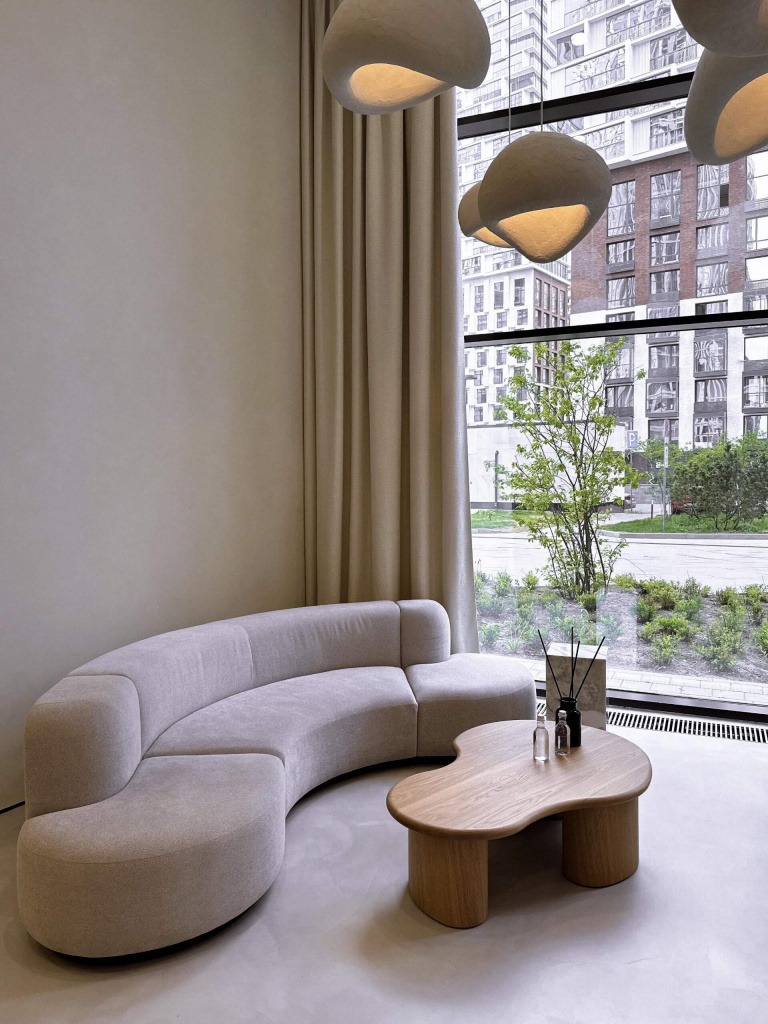 Именно из-за этого качества микроцемент был выбран для стен в санузле в проекте ЖК Серебряный Парк.

Экологичность: микроцемент не содержит токсичных веществ, что делает его безопасным для здоровья человека и окружающей среды.

В проекте апарт-комплекса Play дизайнер Ирина Кравченко придумала отделать столешницу и кухонный фартук микроцементом – получилось свежо и современно, а главное – невероятно практично, ведь микроцемент очень теплостойкий и ему не страшны никакие перепады температур.

Использование микроцемента на полу – ещё одно преимущество, так как поверхность тактильно настолько комфортная, что по ней приятно ходить босиком – по ощущениям, гораздо теплее плитки.