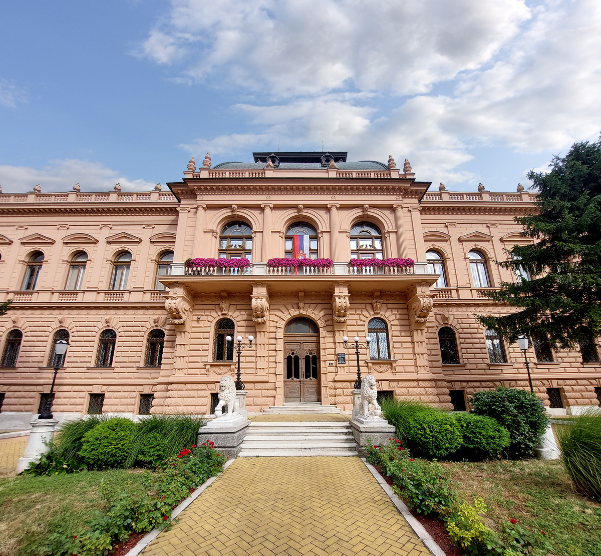 Магистратура - одно из старейших зданий в городе, построено в 1811. 