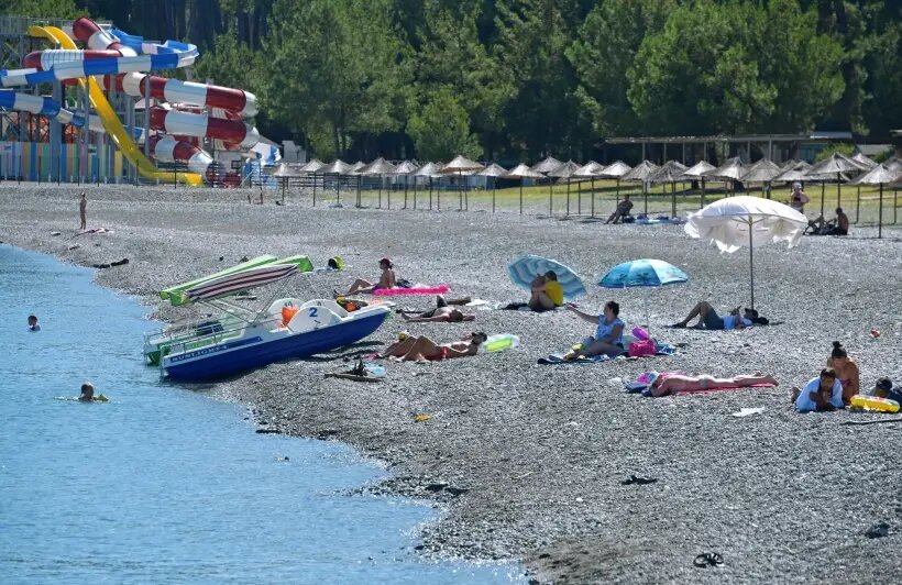     Пляж в Пицунде. © РИА Новости. Томас Тхайцук