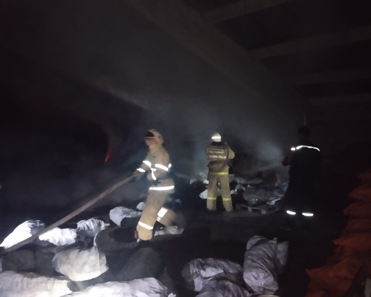     В Курской области тушили пожар на угольном складе