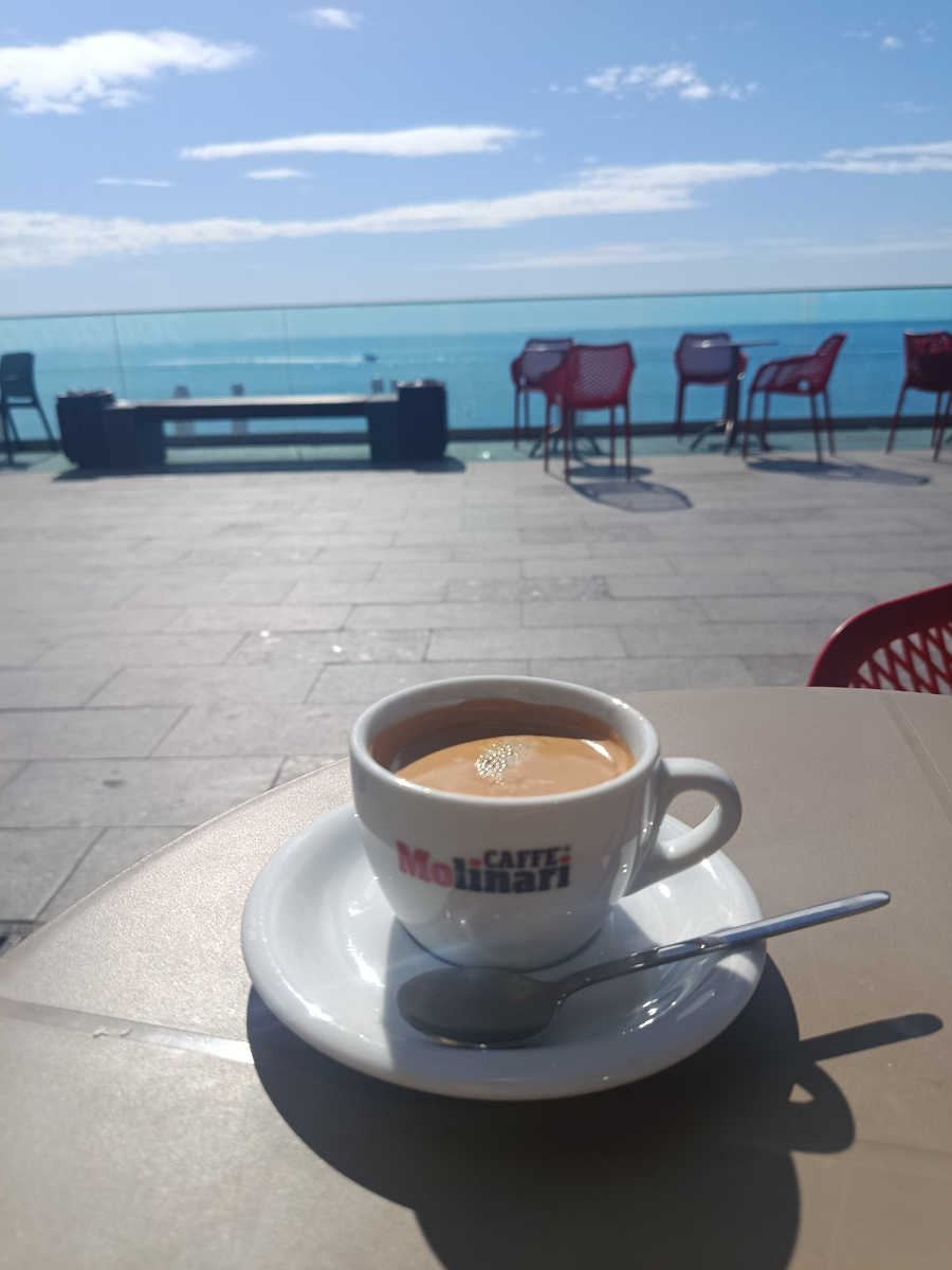 Утренний кофе на набережной в Ялте