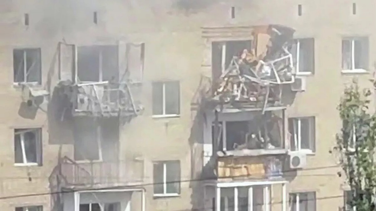 Последствия удара беспилотника по жилому дому в Ростове-на-Дону. Кадр видео из соцсетей ©️ РИА новости