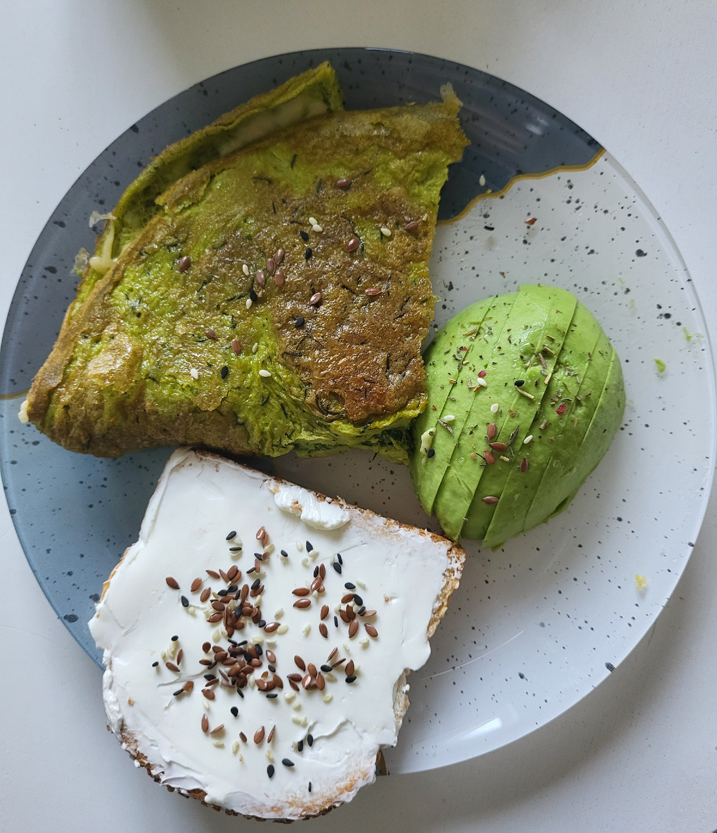 Зелёный омлет и авокадо
