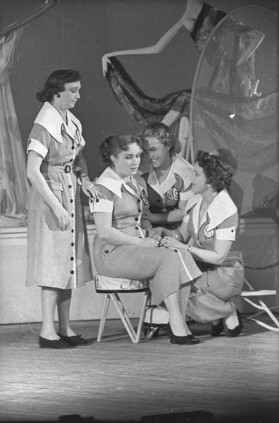 Сцена из спектакля «Только мечта» в Московском театре оперетты. Семен Мишин-Моргенштерн, 1955 - 1969 год, г. Москва, МАММ/МДФ.
