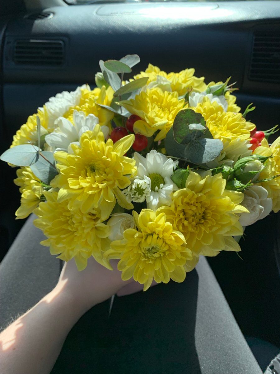 Муж встретил на выписке из больницы с цветами :)