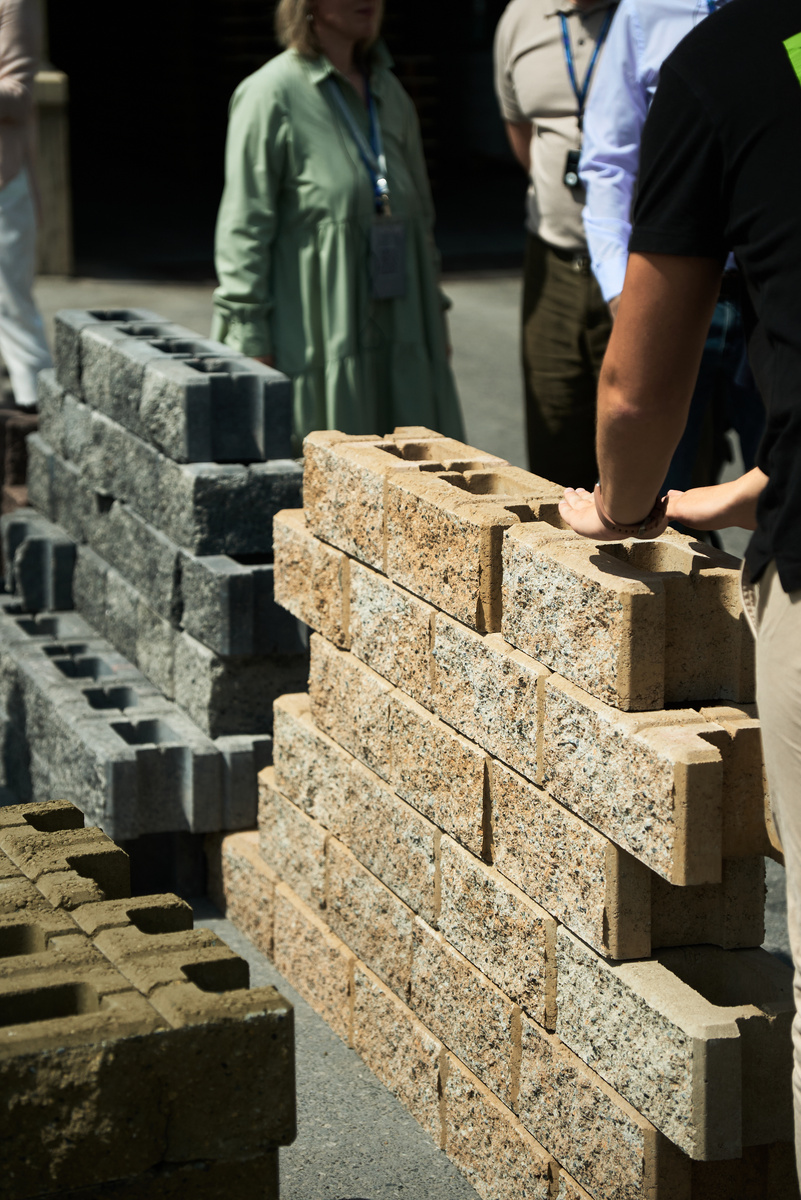 Завод Поревит производит стеновые блоки, кирпич, тротуарную плитку, а теперь еще и заборные блоки