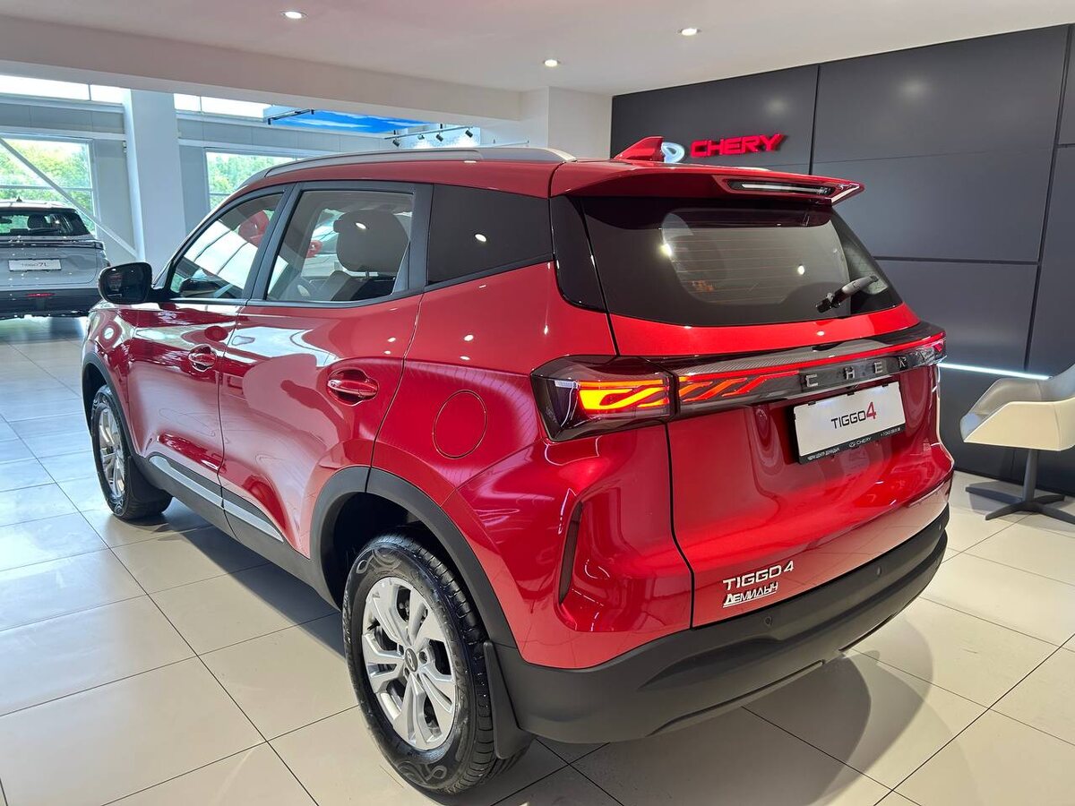 Размеры: длина 4 320 мм, ширина 1 831 мм, высота 1 652 мм, колёсная база 2 610 мм