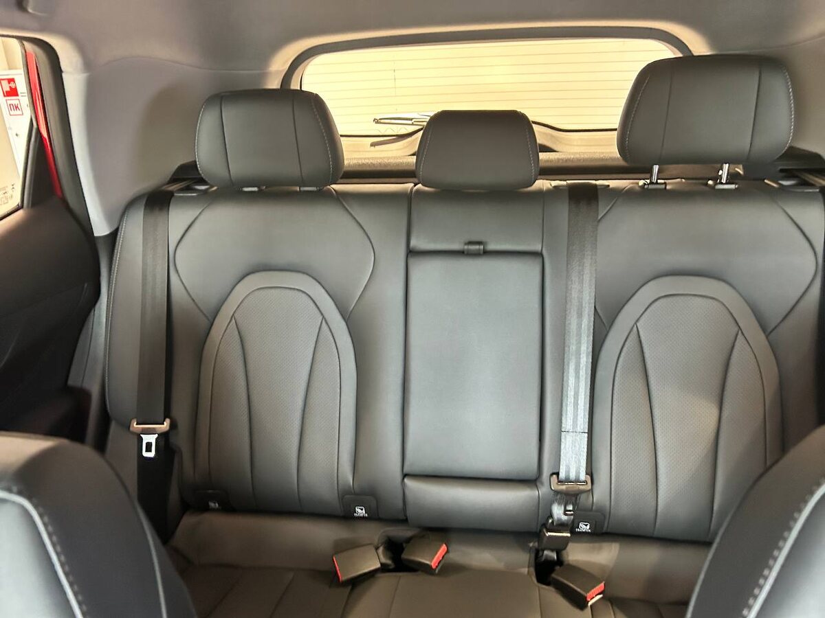 Второй ряд сидений для самых важных пассажиров - наших детей и родителей. 