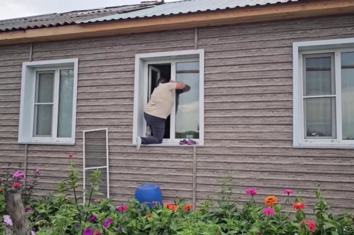    Так пенсионерке приходится проникать домой — соседи лишил ее прохода.