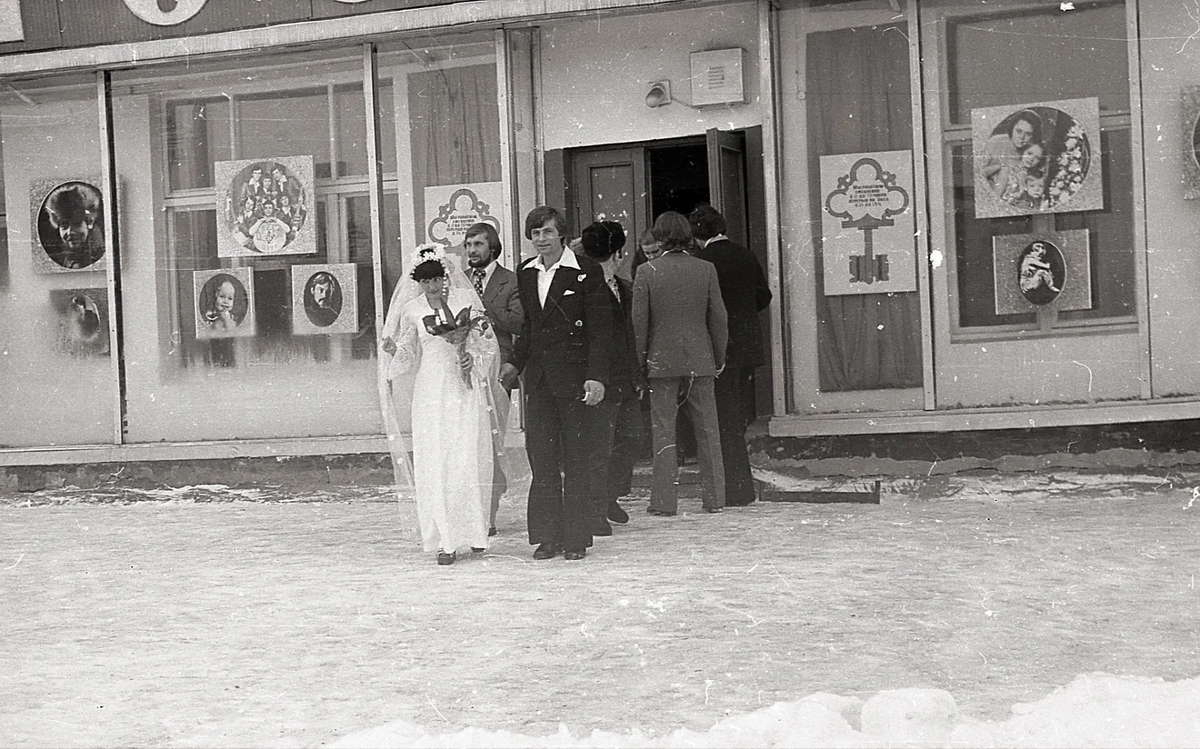 Возле фотостудии "Братск" ("Фотография") на ул.Мира, д.59, в г.Братске.  70-е годы. Автор фото: Александр Кравченко.