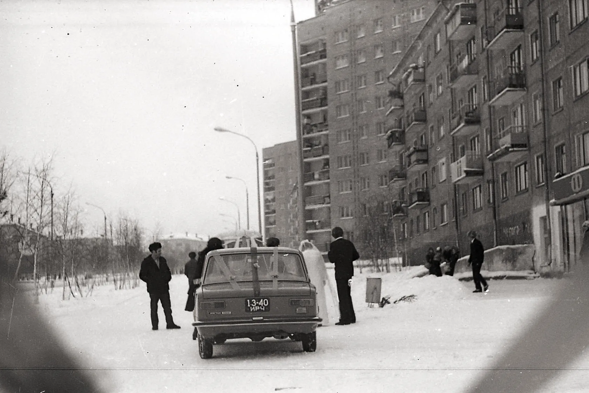 Возле фотостудии "Братск" ("Фотография") на ул.Мира, д.59, в г.Братске.  70-е годы. Автор фото: Александр Кравченко