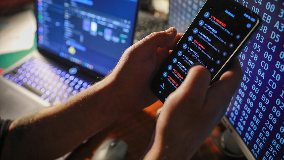     Центр безопасности МАХ заблокировал более 10 тысяч номеров мошенников за июль ИЗВЕСТИЯ/Сергей Коньков