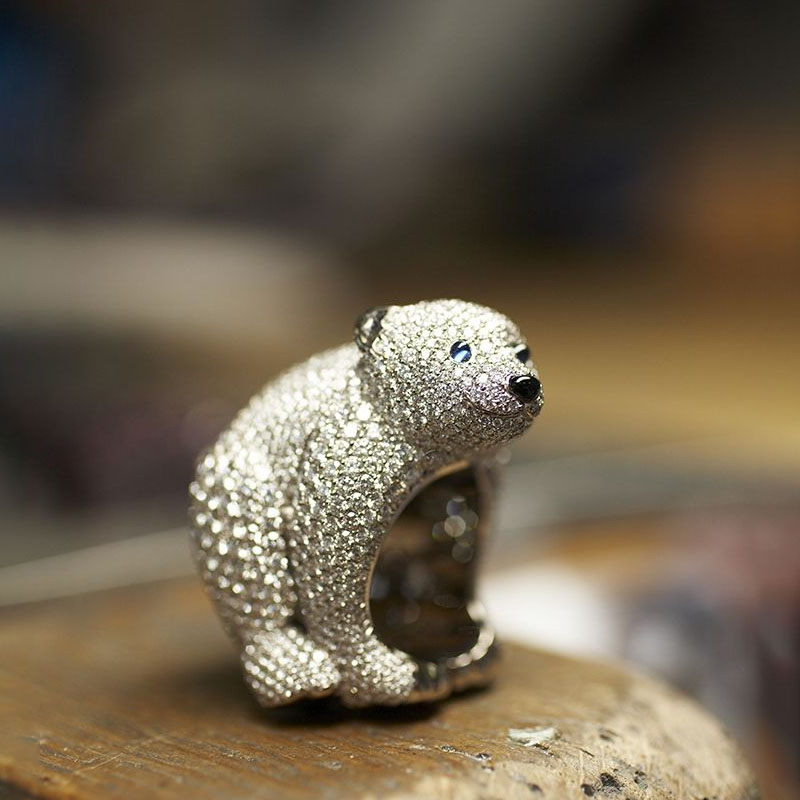 Кольцо Chopard Animal World из белого золота с бриллиантами, черными бриллиантами и сапфирами