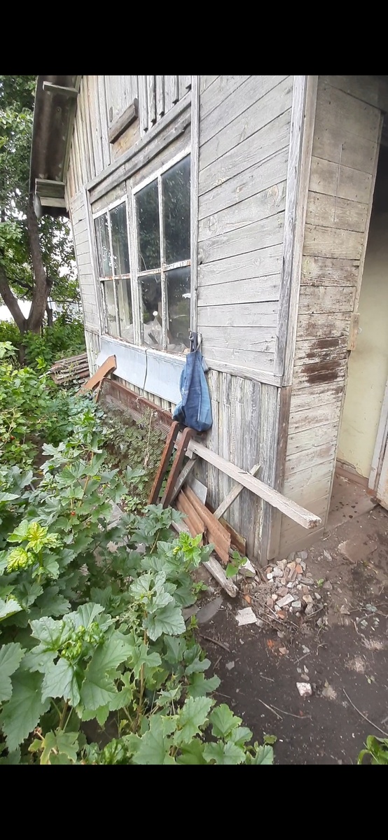 Таким был домик в бабушкином саду, пока мы за него не взялись основательно