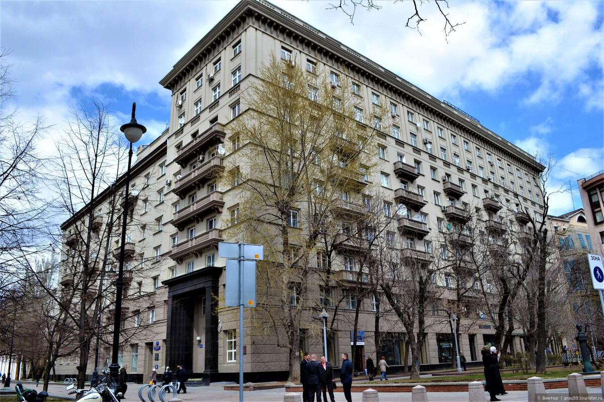 Лаврушинский переулок, 17. Здесь с Паустовским соседствовали Илья Эренбург, Агния Барто, Борис Пастернак, Виктор Шкловский, Валентин Катаев. 