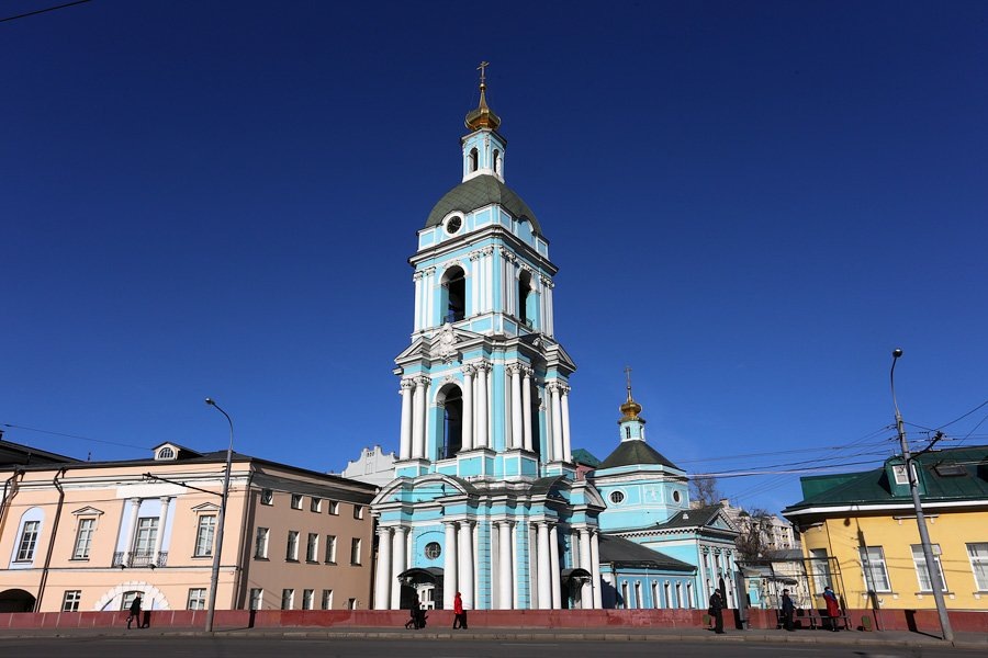 Квартира Паустовского находилась в центральном корпусе, на пятом этаже, обращенная окнами на набережную Яузу и храм Троицы Живоначальной в Серебряниках.