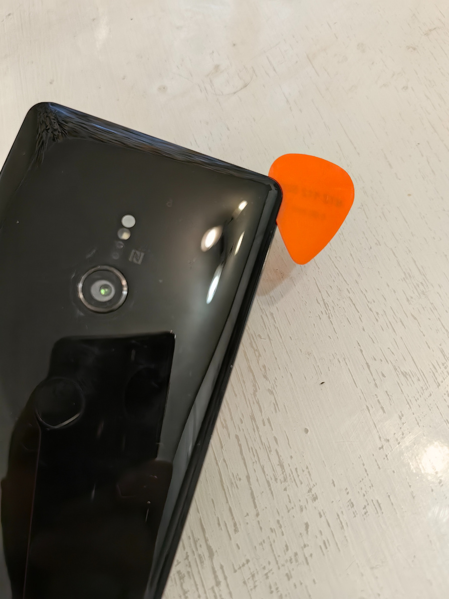 Снятие крышки Sony Xperia XZ3