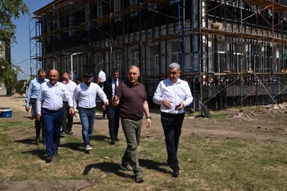    Глава Адыгеи проверил, как в старейшей школе завершается масштабный ремонт