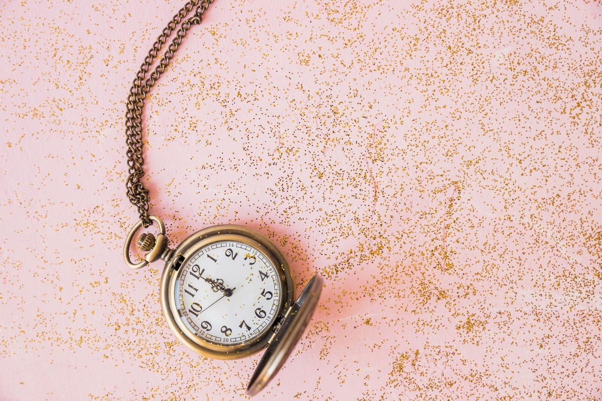freepik.com/free-photo/pocket-watch-with-sequins-table_3442421.htm