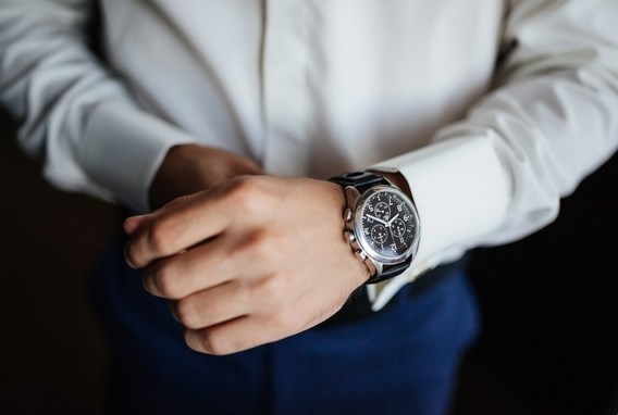 Источник изображения: freepik.com/free-photo/rehearsal-preparation-groom-s-watch-hand_2454995.htm